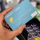 Una persona paga con tarjeta en lugar de usar efectivo.