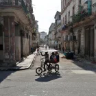 Personas se transportan en un bicitaxi este jueves 2 de julio de 2026 en La Habana (Cuba).
