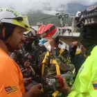 Rescatistas participan en la búsqueda de un niño de 9 años que permanece desde hace nueve días bajo un edificio derrumbado en Caraballeda, La Guaira (Venezuela).