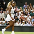 Serena Williams felicita a la australiana Maya Joint tras caer ante ella en el partido de primera ronda del cuadro individual femenino de Wimbledon.