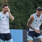 Rodrigo De Paul y Lionel Messi entrenando en Lauderdale, Florida.