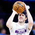 Austin Reaves lanza un tiro libre en un partido de la NBA.