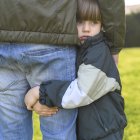 Estudios científicos señalan que la falta de una figura paterna puede afectar el desarrollo infantil.