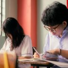 La excelencia académica les abrió las puertas del reconocimiento. Ahora, dos abanderados alzan la voz para pedir un país que apueste por el talento, la educación y el empleo juvenil.