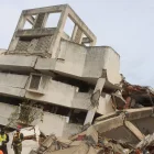 Rescatistas participan en la búsqueda de sobrevivientes tras el doble terremoto del 24 de junio.