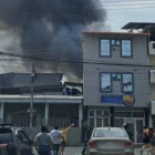 El espeso humo alertó a cientos de personas.