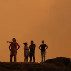 Residentes contemplan el estrago de los incendios en Cercosa, Portugal