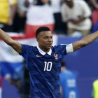 Kylian Mbappe de Francia celebrando su gol de penal ante Paraguay.