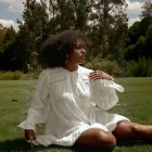 Tras años de alisar su cabello, hoy luce su afro natural como un símbolo de identidad y amor propio.
