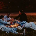 Las cenas y encuentros sociales al aire libre durante la noche ganan terreno como alternativa para socializar de manera cómoda.