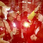 Manifestantes recorrieron el centro de Quito con antorchas y velas para exigir al CNE el avance del trámite de revocatoria del mandato del presidente Daniel Noboa y la vicepresidenta María José Pinto