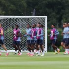 Jugadores de la selección de Inglaterra durante el entrenamiento del sábado, en el Club Universidad en Ciudad de México (México).