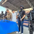 Durante la intervención se logró la aprehensión de dos presuntos responsables y el decomiso de un arma de fuego, municiones, teléfonos móviles y un vehículo.
