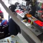 Las cámaras de seguridad captaron el momento en que dos delincuentes armados asaltaron un restaurante del norte de Quito.