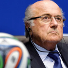 Joseph Blatter criticó con dureza a la FIFA por retirar la tarjeta roja al atacante estadounidense Folarin Balogun