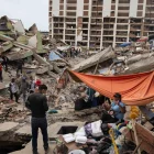 Personas buscan entre los escombros tras el doble terremoto en La Guaira, Venezuela, que dejó más de 3.300 fallecidos y 16.700 heridos.