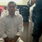 El alcalde de Machala, Darío Macas, custodiado por la Policía Nacional.