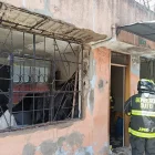 Bomberos de Quito atendieron la emergencia tras una deflagración por acumulación de gas que dejó un adulto mayor con quemaduras leves