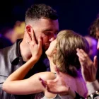 Taylor Swift y Travis Kelce en iHeartRadio Music Awards