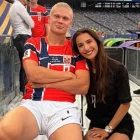 Erling Haaland y su novia, Isabel Haugseng Johansen, tras la victoria de Noruega ante Brasil por los octavos de final del torneo.