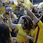 Aficionados ecuatorianos celebran la victoria de Inglaterra (3-2) sobre México, que selló la eliminación del conjunto azteca del Mundial de la FIFA 2026.