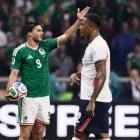 Raúl Jiménez (i) reclama en el partido de México vs. Inglaterra.