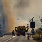 Los bomberos luchan contra un incendio forestal que asola el departamento de Pirineos Orientales, en el sur de Francia, cerca de la localidad de Bouleternère, en las proximidades de Perpiñán, el 6 de julio de 2026.
