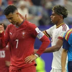 Cristiano Ronaldo es consolado por Lamine Yamal (d), tras la derrota de Portugal ante España.