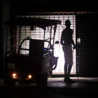 Una persona camina por una calle durante un apagón en La Habana (Cuba).