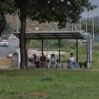 Espera. Los moradores muchas veces deben guardar demasiado tiempo para poder tomar un autobús. Hay zonas donde no hay rutas de transporte público.