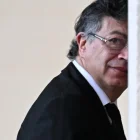 El presidente saliente de Colombia, Gustavo Petro Urrego, llega al patio de San Dámaso para reunirse con el Papa León XIV en el Vaticano el 2 de julio de 2026.