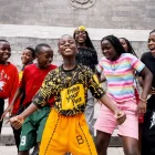 Los Triplets Ghetto Kids bailaron frente al monumento Mitad del Mundo en Quito, durante la grabación de su nuevo videoclip con ritmo africano.