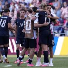 Jugadores de Estados Unidos se consuelan mutuamente tras la derrota en el partido de octavos de final de la Copa Mundial de la FIFA 2026