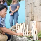 Velas y fotografías en Montañita durante el homenaje a Monika Silva.