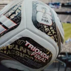 Presentación oficial del balón Trionda Final junto al trofeo de la Copa Mundial de la FIFA.