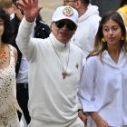 El presidente de Colombia, Gustavo Petro, saluda junto a sus hijas Sofía (izquierda) y Antonella en un centro de votación durante la segunda vuelta de las elecciones presidenciales, en Bogotá, el 21 de junio de 2026.