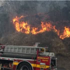 Bomberos sofocan incendio en la avenida Simón Bolívar y túnel Guayasamín, en Quito, en 2024.