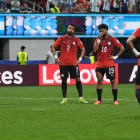 Jugadores de Egipto lamentan la eliminación del Mundial 2026 ante Argentina.