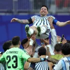 Jugadores de la selección argentina le rinden a Lionel Messi tras la remontada 3-2 ante Egipto.