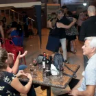 Diálogo. Entre copas de vino, piqueos y conversaciones, los asistentes a la milonga convierten la plazoleta en un punto de encuentro cada miércoles.