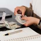 Adultos mayores pueden solicitar la devolución del IVA por compras de primera necesidad a través del SRI o acceder al beneficio de forma automática.