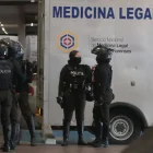 Procedimiento. El vehículo de Medicina Legal llegó al lugar del hecho violento para llevarse los cadáveres.