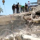 Voluntarios trabajan en la remoción de escombros del doble terremoto de magnitud 7,2 y 7,5 ocurrido el pasado 24 de Junio, este martes en La Guaira (Venezuela).