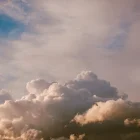 El pronóstico del Inamhi advierte lluvias en dos regiones y ráfagas de viento en la Sierra ecuatoriana.