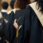 Jóvenes y adultos podrán culminar el bachillerato mediante Quito Vuelve al Aula, una modalidad virtual con horarios flexibles e inscripciones abiertas.