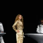 Shakira, en una presentación anterior, aparece en escena mientras dedica mensajes de apoyo a Colombia tras su eliminación del Mundial 2026.