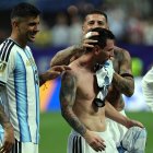 Lionel Messi es consolado por sus compañeros luego de clasificar a cuartos de final del Mundial