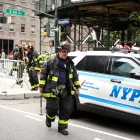 Bomberos del Departamento de Bomberos de la Ciudad de Nueva York (NYFD) acuden a un edificio evacuado en el distrito de Manhattan, en la ciudad de Nueva York, el 7 de julio de 2026.