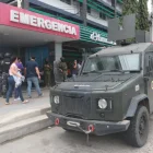 Policías y militares mantienen un amplio operativo de seguridad dentro y fuera del establecimiento donde se encuentra Aquiles Álvarez.