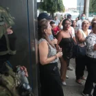 Un grupo de personas se manifestó a favor del alcalde de Guayaquil, Aquiles Álvarez, quien fue llevado de urgencia a una clínica en el sur de la ciudad.